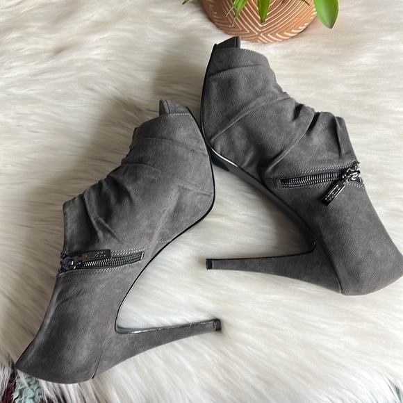 guess • side zip peep toe rouched bootie heels - Picture 7 of 13